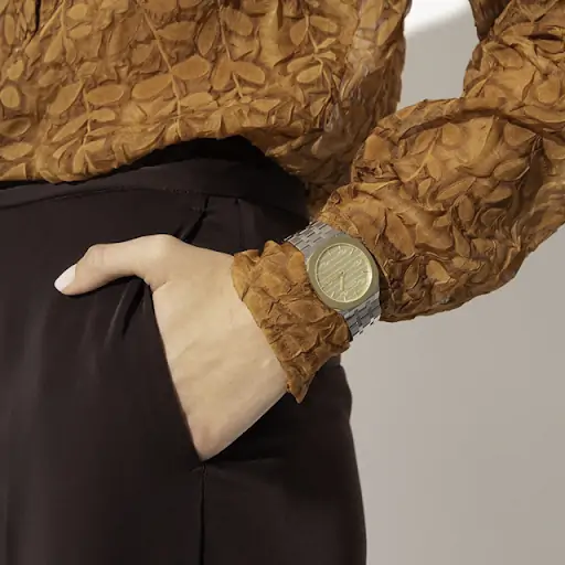 Đồng hồ Gucci nữ mặt tròn dây kim loại YA163405 